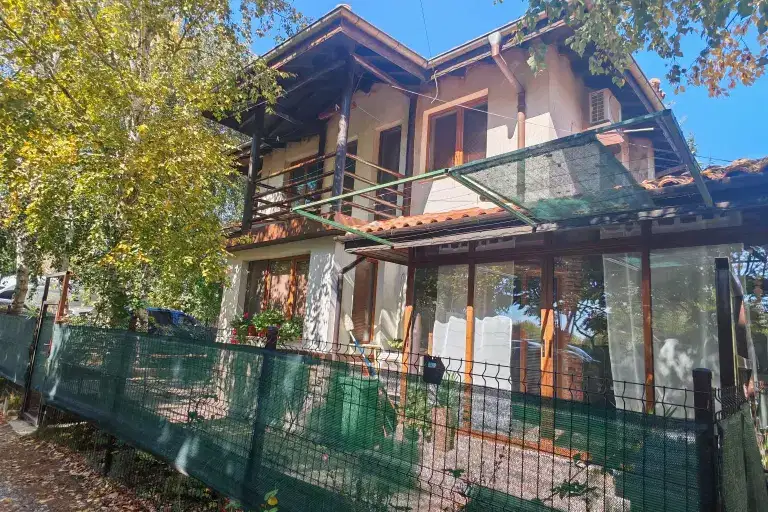 Къща с 4 стаи в с. Кичево, Варна с веранда и тераси