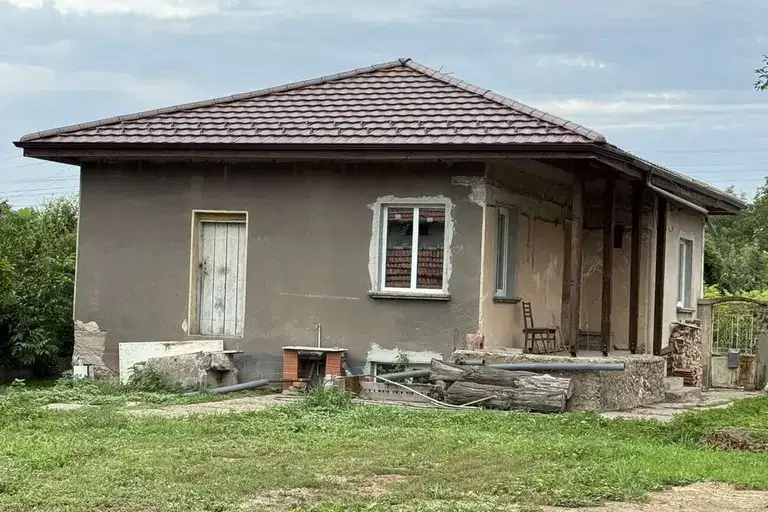 Самостоятелна къща с 2 спални в с. Комарево, обл. Плевен