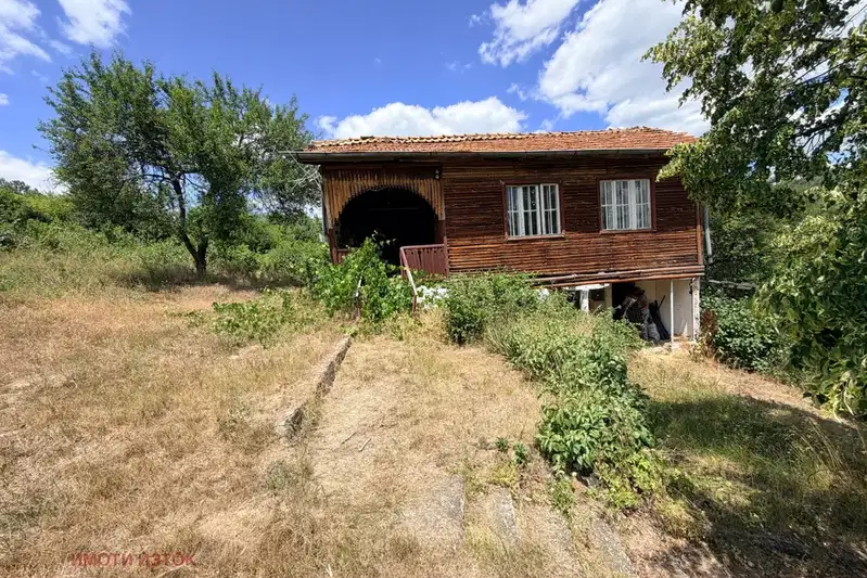Къща с 2 спални в с. Косача, област Перник с голям двор