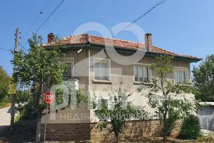 Двуетажна къща с 5 стаи в с. Косарка, обл. Габрово