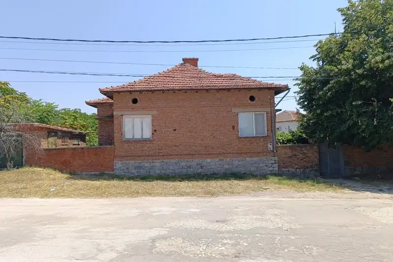Къща с 3 стаи в с. Ковачево с голям двор и гараж