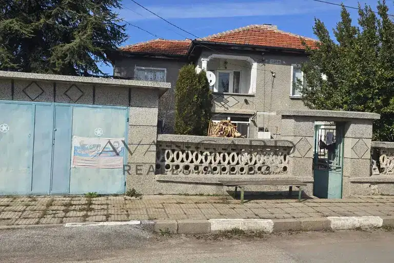 Самостоятелна къща с 4 стаи и гараж в с. Козаново, обл. Пловдив
