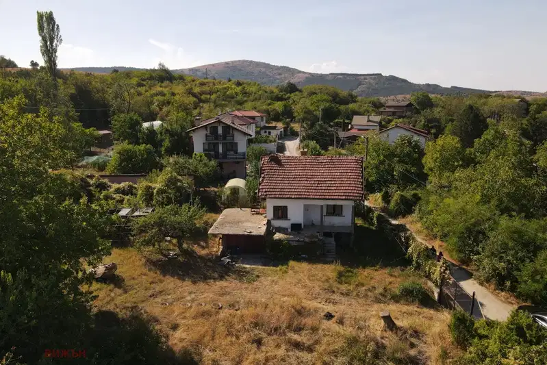 Къща с 3 стаи в с. Кралев дол с гараж и гледка
