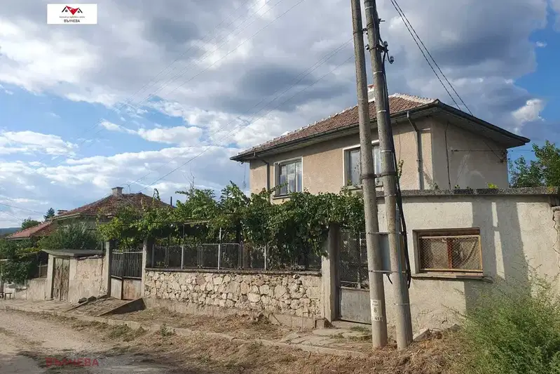 Двуетажна къща с двор в с. Красново, област Пловдив