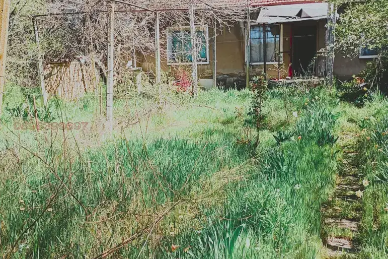 Къща с двор в с. Красново, област Пловдив