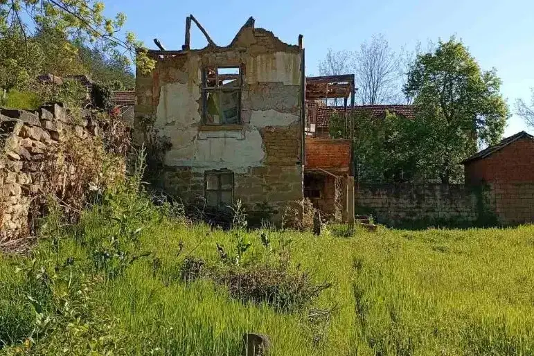 Къща с 2 стаи в с. Крета, област Враца, с двор