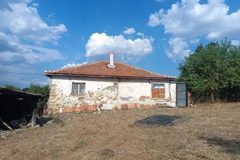 Къща с 2 спални в с. Криво поле, област Хасково с голям двор