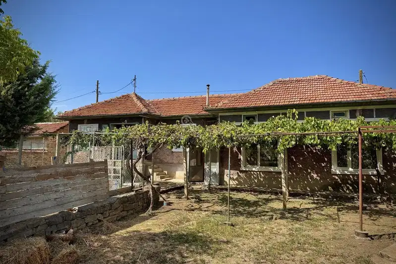 3-room house in Kucina village, Veliko Tarnovo region with large yard