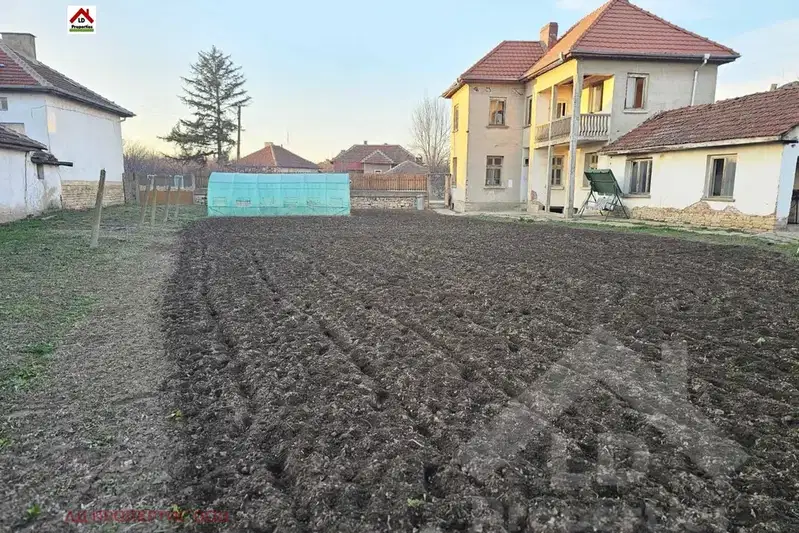 Двуетажна къща с голям двор в с. Лехчево, обл. Монтана