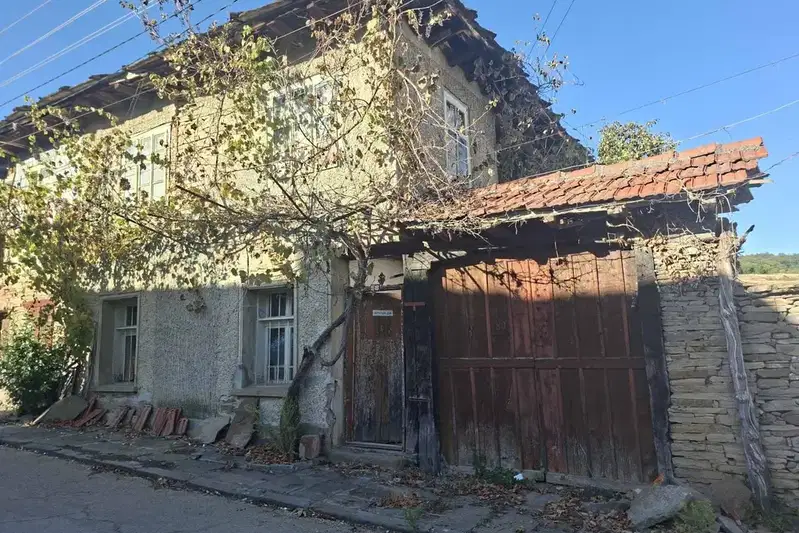 3-room house in Leshnitsa village, Lovech region, wooden structure
