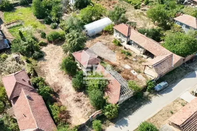 Къща с двор 900 кв.м в с. Лесичери, обл. Велико Търново