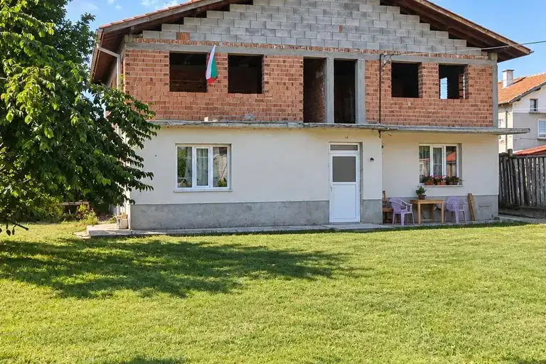 Двуетажна къща с двор в с. Лесново, област София