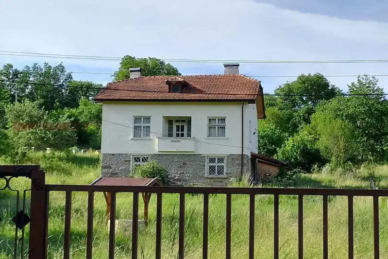 Къща в Перник, с. Лева река
