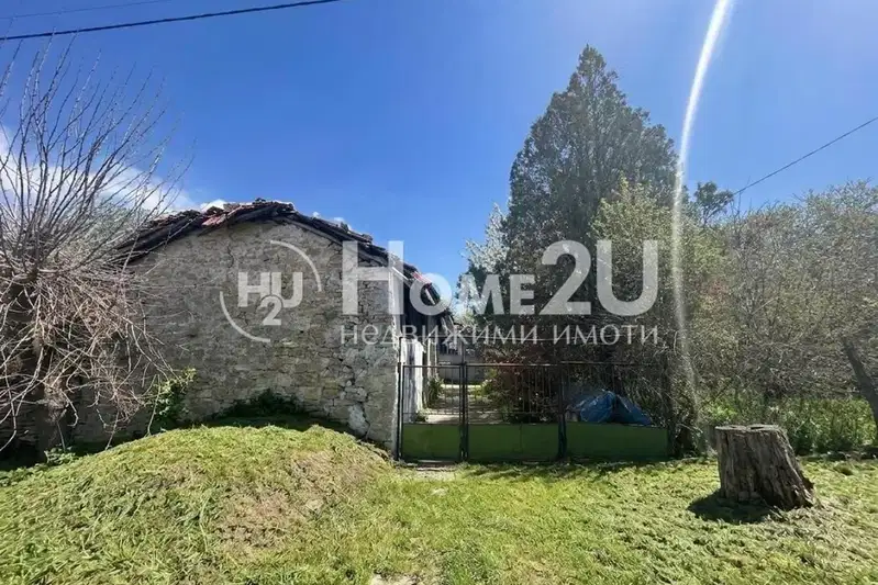 One-story house with yard in Levski village, Varna region