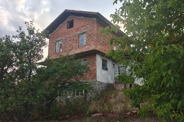 Къща с 5 стаи и голяма тераса в с. Лобош, област Перник