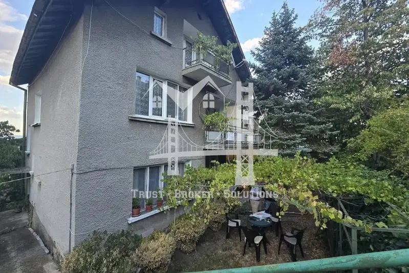 Триетажна къща с панорамна гледка в с. Лозен, София