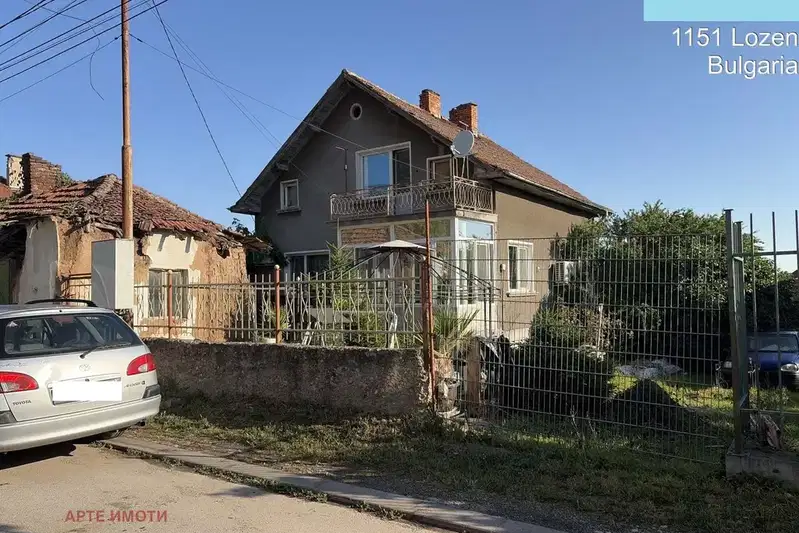 Къща с 4 стаи и двор в с. Лозен, м-т Караджин