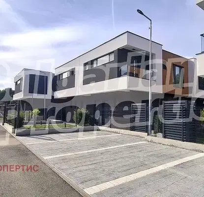 Photo 2 — House in Burgas, Lozenec