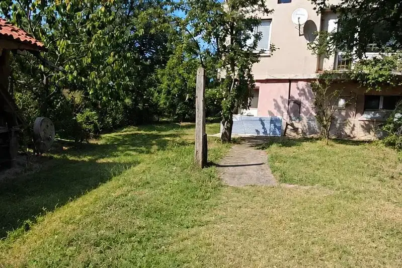 Spacious three-storey house with large yard in s. Makotsevo