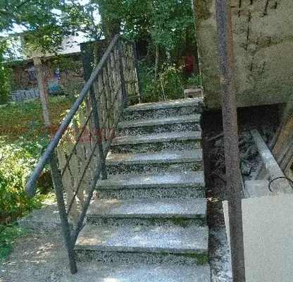 Снимка 4 — Триетажна къща с 5 стаи в с. Макоцево, близо до река