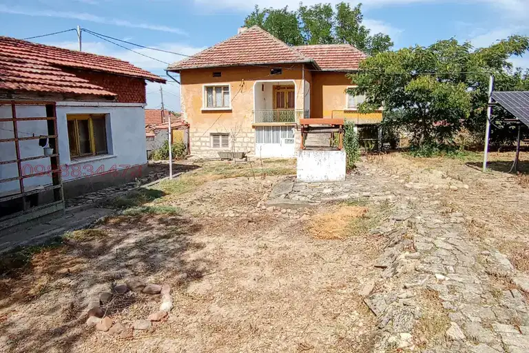 4-room house in Manastirishtе village, Vratsa region with summer kitchen