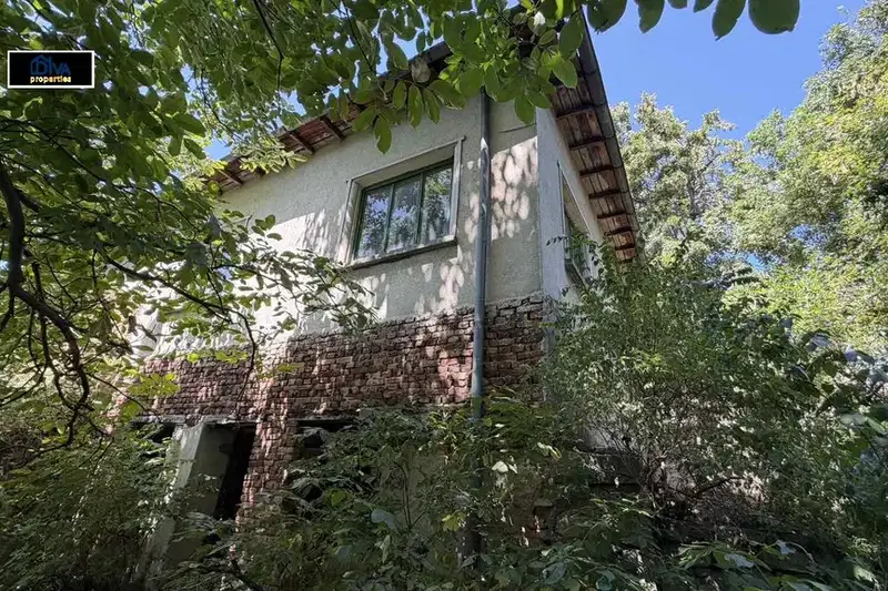 Къща с 4 стаи в с. Марица, област София, с голям двор