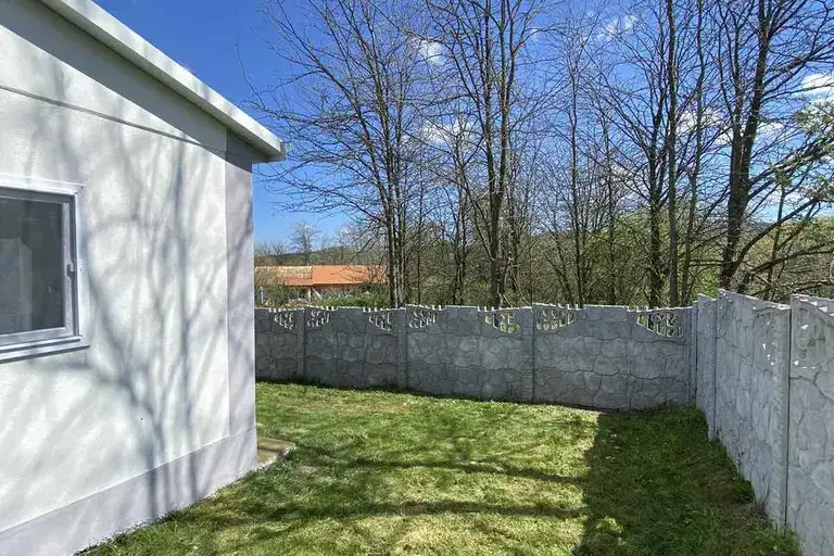 Еднофамилна къща с 2 спални в с. Маринка, Бургас с двор