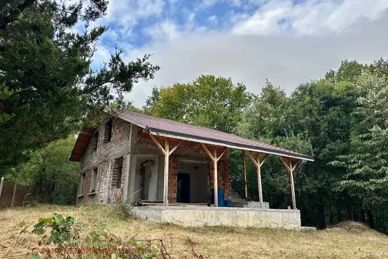 Къща с 5 стаи и голям двор в с. Мечковица, област Габрово