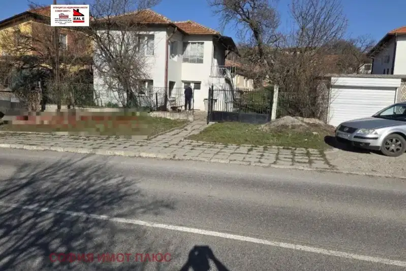 Къща с 3 стаи в с. Мещица, област Перник с гараж