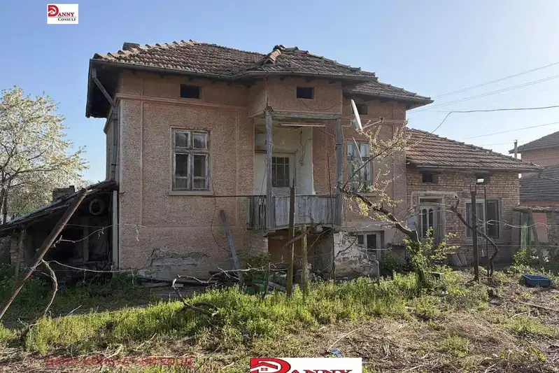 Двуетажна къща с двор в с. Михалци, област Велико Търново