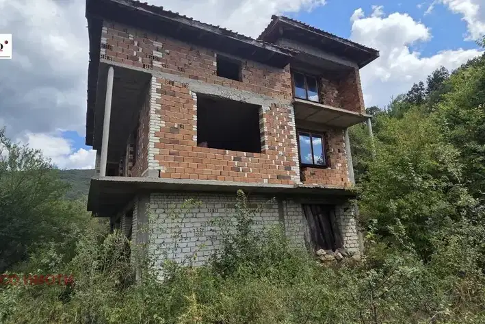 Триетажна къща с двор в с. Михалково, област Смолян