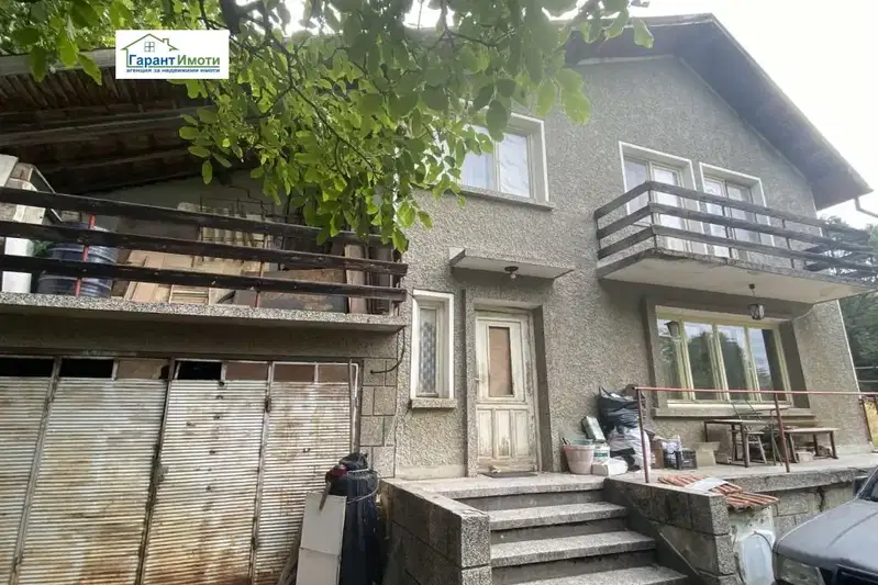 Къща с 2 спални и гараж в с. Милковци, област Габрово