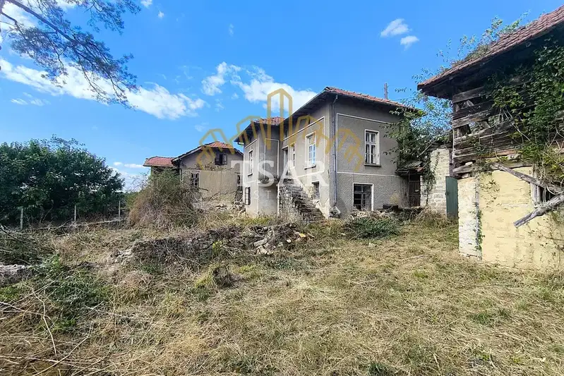 House with 6 rooms and large yard in Mladen village, Gabrovo region