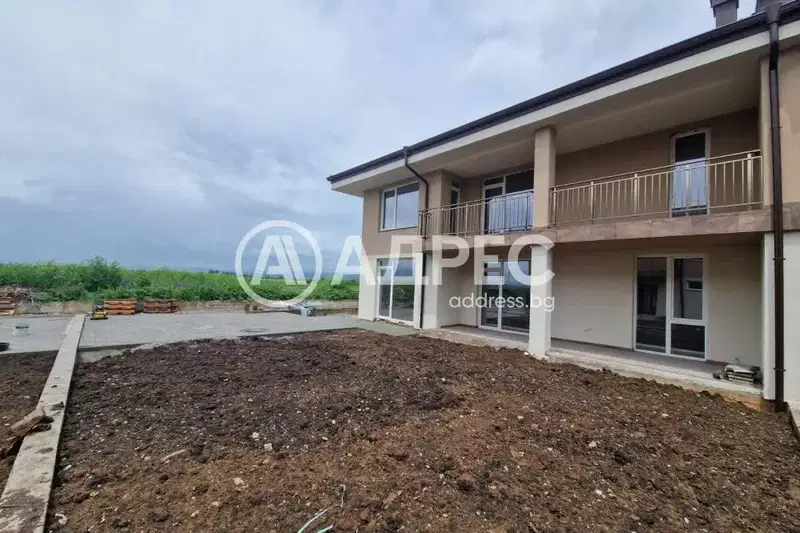 Spacious 3-bedroom house in Mramor village, Sofia with yard