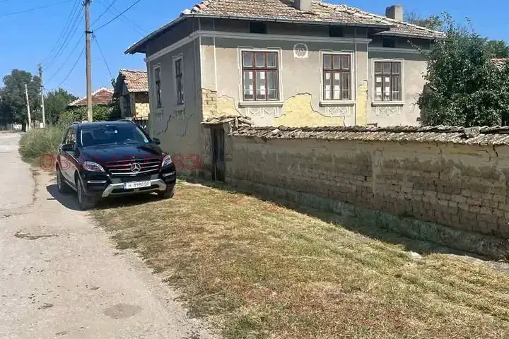 Къща с 3 стаи в с. Надарево, област Търговище с лозов масив