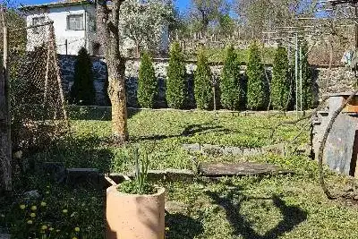 Къща с 2 етажа и гараж в с. Несла, област София