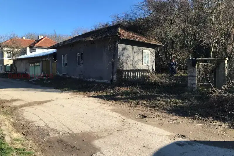 Къща с двор в с. Николово, близо до езерото и гората
