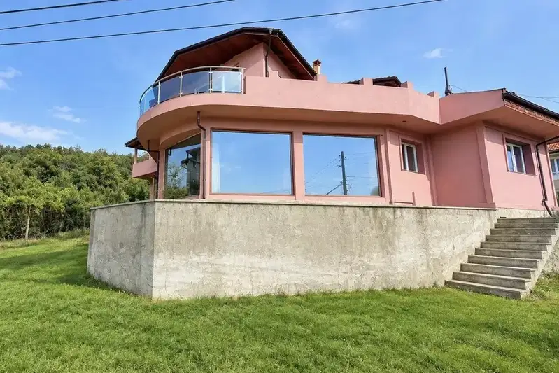 Двуетажна къща с 4 спални в с. Николово, Русе