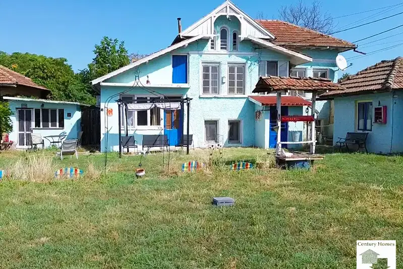 Двуетажна къща с голям двор в с. Никюп, обл. Велико Търново