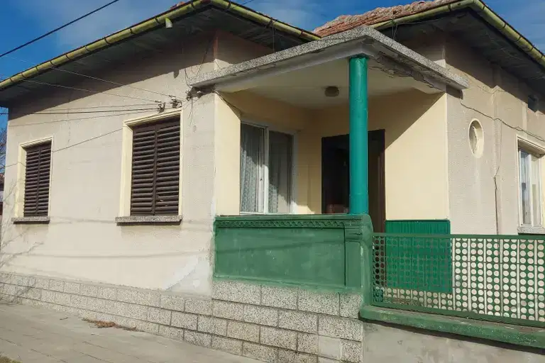 One-story house with 3 bedrooms in Obnova village, Pleven region