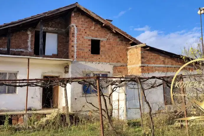 One-storey house with yard in the village of Opan, Stara Zagora region