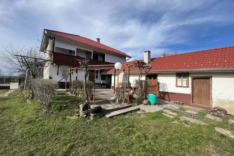 Къща с двор в с. Орловци, област Габрово