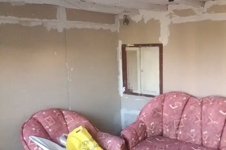 Къща с 2 стаи и голям двор в с. Осенец, област Разград