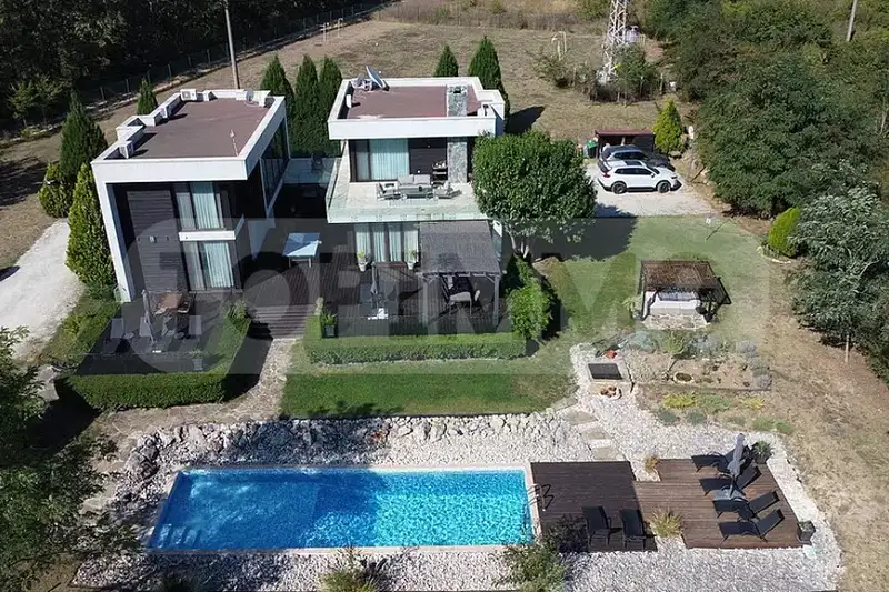 Spacious house complex with pool in Osenovo village, Varna
