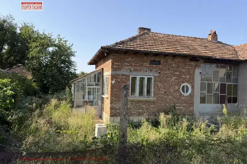 Къща с двор в с. Острица, област Русе