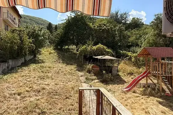 Просторна къща с 3 спални и двор в с. Панчарево