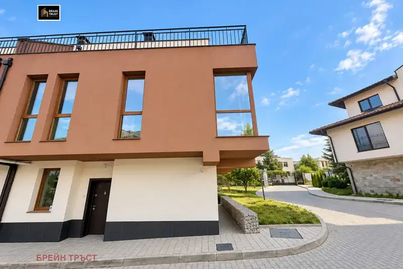 Three-storey house with 4 bedrooms in a gated complex in Pancharavo