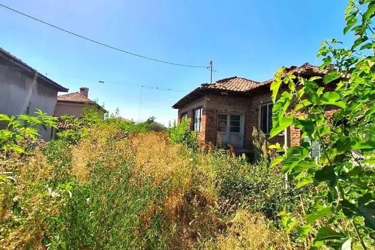 Къща с 3 стаи и голям двор в с. Паничери, област Пловдив
