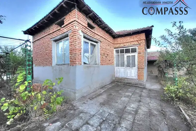 Къща с 2 спални и голям двор в с. Пчеларово, обл. Добрич