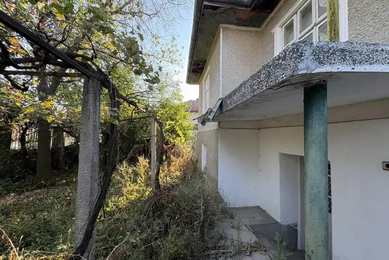 Large brick house with 9 rooms in Pchelnik village, Varna region